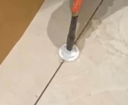 远安瓷砖空鼓维修公司专业解答瓷砖在铺贴过程中，如果没有涂抹均匀到位的粘结材料（如水泥砂浆或瓷砖胶），可能会导致以下问题